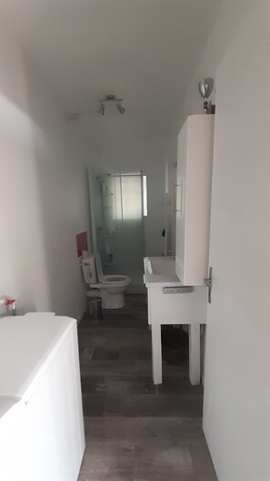 Sèche-cheveux, serviettes fournies, savon, papier toilette