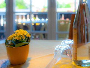 A table with a potted plant and salt and pepper shakers. - Holiday Apartment Svantevit (Zingst)