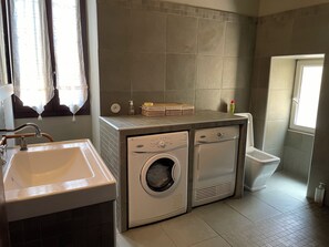 Dusche, Haartrockner, Bidet, Handtücher