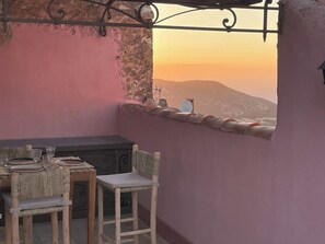 Outdoor dining - Maison de Charme au Cœur de la Balagne en Corse - vue mer et Montagnes (Cateri)