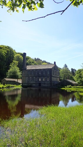 Apartment overlooking the river in the heart of Hebden Bridge - Pet friendly!
