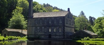 Apartment overlooking the river in the heart of Hebden Bridge - Pet friendly!