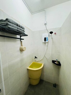 Appartement, 3 slaapkamers | Badkamer | Een douche, een regendouche, handdoeken, zeep