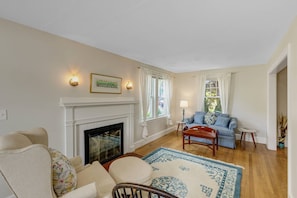Smart TV, fireplace, books - Sailors Aweigh: Marblehead 3BR Retreat with Outdoor Space Near Harbor & Beaches (Marblehead)