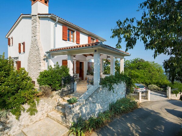 المنشأة من الخارج