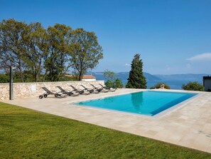 حمّام سباحة خارجي