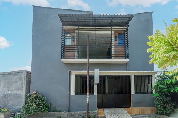 Front of property - SPOT ON 93966 Dhiya Guest House Syariah (Kediri)