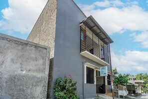 Front of property - SPOT ON 93966 Dhiya Guest House Syariah (Kediri)