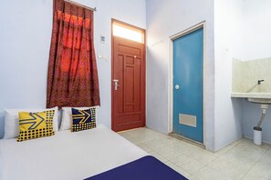 Economy Double Room | Free WiFi, bed sheets - SPOT ON 93966 Dhiya Guest House Syariah (Kediri)