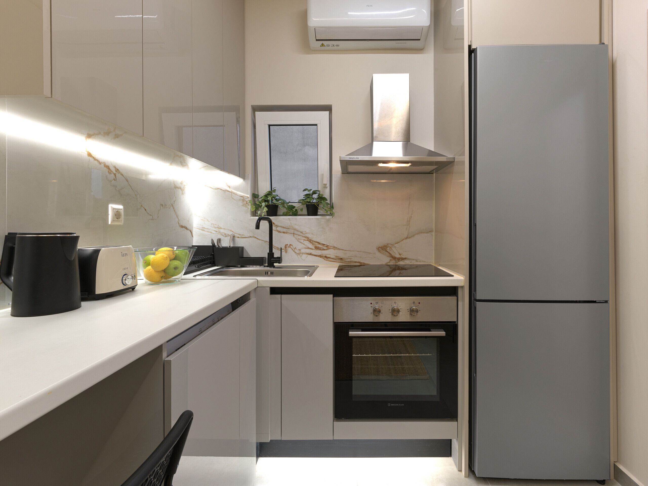 Frigorífico, horno, cafetera o tetera y tostadora