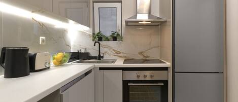 Kylskåp, ugn, kaffe- och tebryggare och brödrost