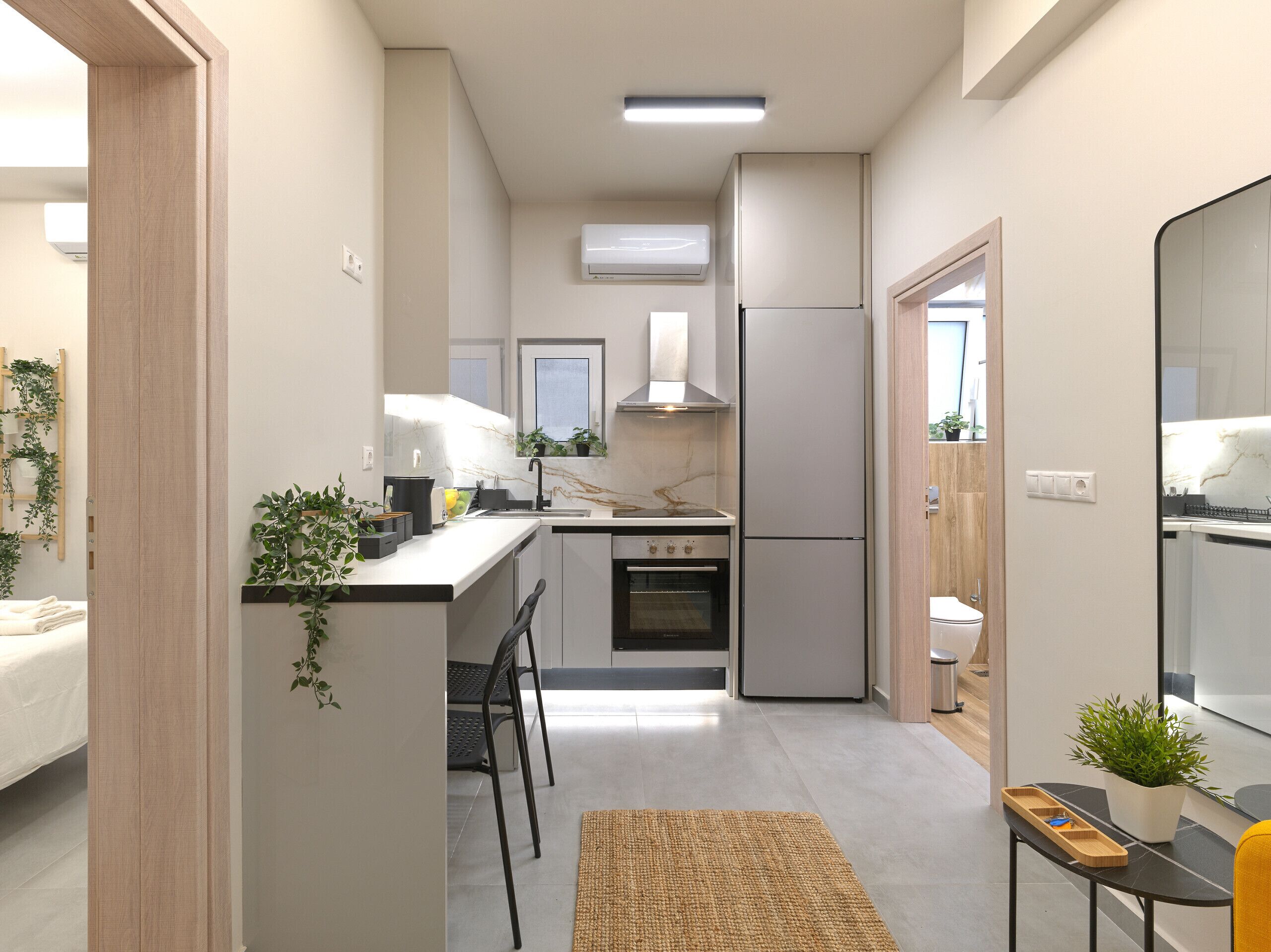 Réfrigérateur, un four, cafetière-théière, grille-pain