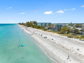 Una spiaggia nelle vicinanze
