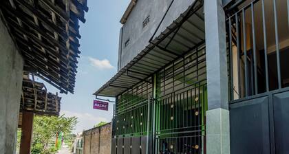 SPOT ON 93967 Hasna Guest House Syariah