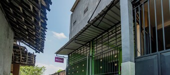 SPOT ON 93967 Hasna Guest House Syariah