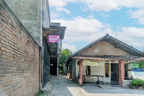 Exterior - SPOT ON 93967 Hasna Guest House Syariah (Kediri)