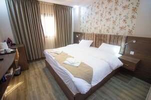 Deluxe Double Room, 1 King Bed | Free WiFi, bed sheets