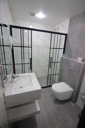 Doppia Deluxe, 1 letto king | Bagno | Asciugacapelli, asciugamani, sapone, shampoo