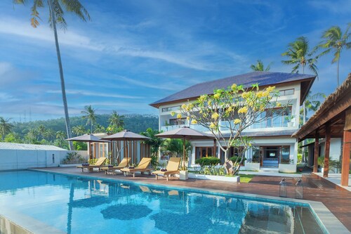 Kamana Beach House, steps from the beach, amazing villa, private pool.