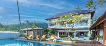 Kamana Beach House, steps from the beach, amazing villa, private pool.