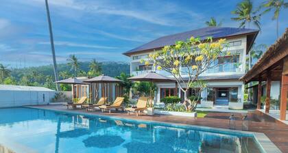 Kamana Beach House, steps from the beach, amazing villa, private pool.