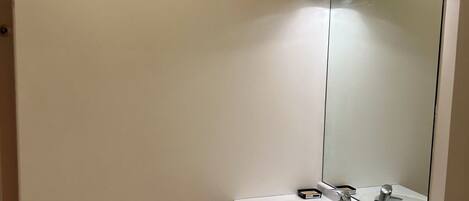 Secador de cabelo, toalhas de banho, sabonete, papel higiênico