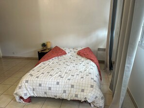 1 室のベッドルーム、アイロン / アイロン台、WiFi、ベッドシーツ