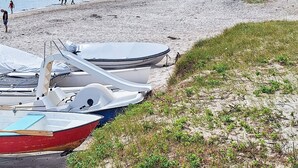 A beach with boats parked on the sand and a few people walking. - 5 Star Holiday Home in Sydals (Sydals)
