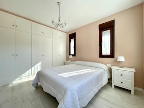 Villa | 5 bedrooms, individually furnished, iron/ironing board, bed sheets - Grand Villa w/ Private Pool (Motril)