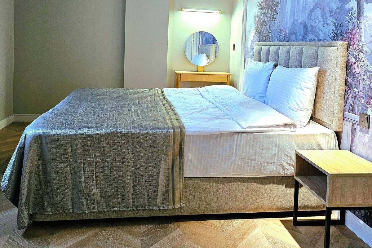 Bộ đồ giường cao cấp, minibar, bàn 
