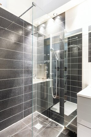 Dusche, Haartrockner, Handtücher, Seife