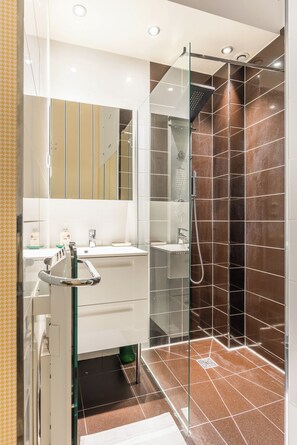 Dusche, Haartrockner, Handtücher, Seife