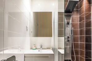 Dusche, Haartrockner, Handtücher, Seife
