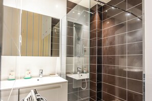 Dusche, Haartrockner, Handtücher, Seife