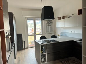 Kylskåp, mikrovågsugn, ugn och spishäll