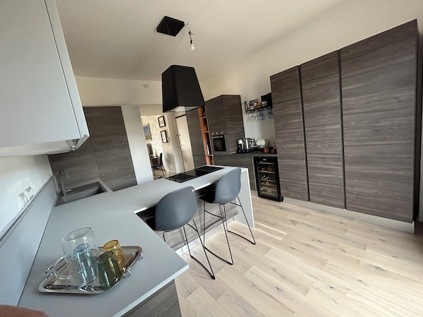 Refrigerador, microondas, horno, placa de cocina