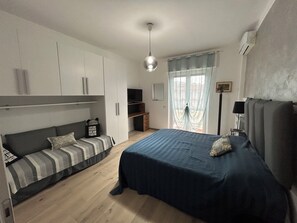 1 habitación, caja de seguridad en la habitación y escritorio
