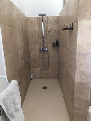 Dusche, umweltfreundliche Kosmetikartikel, Haartrockner, Handtücher