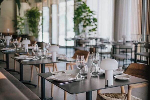 En restaurant med dækket bord, klare glas og hvidt service.