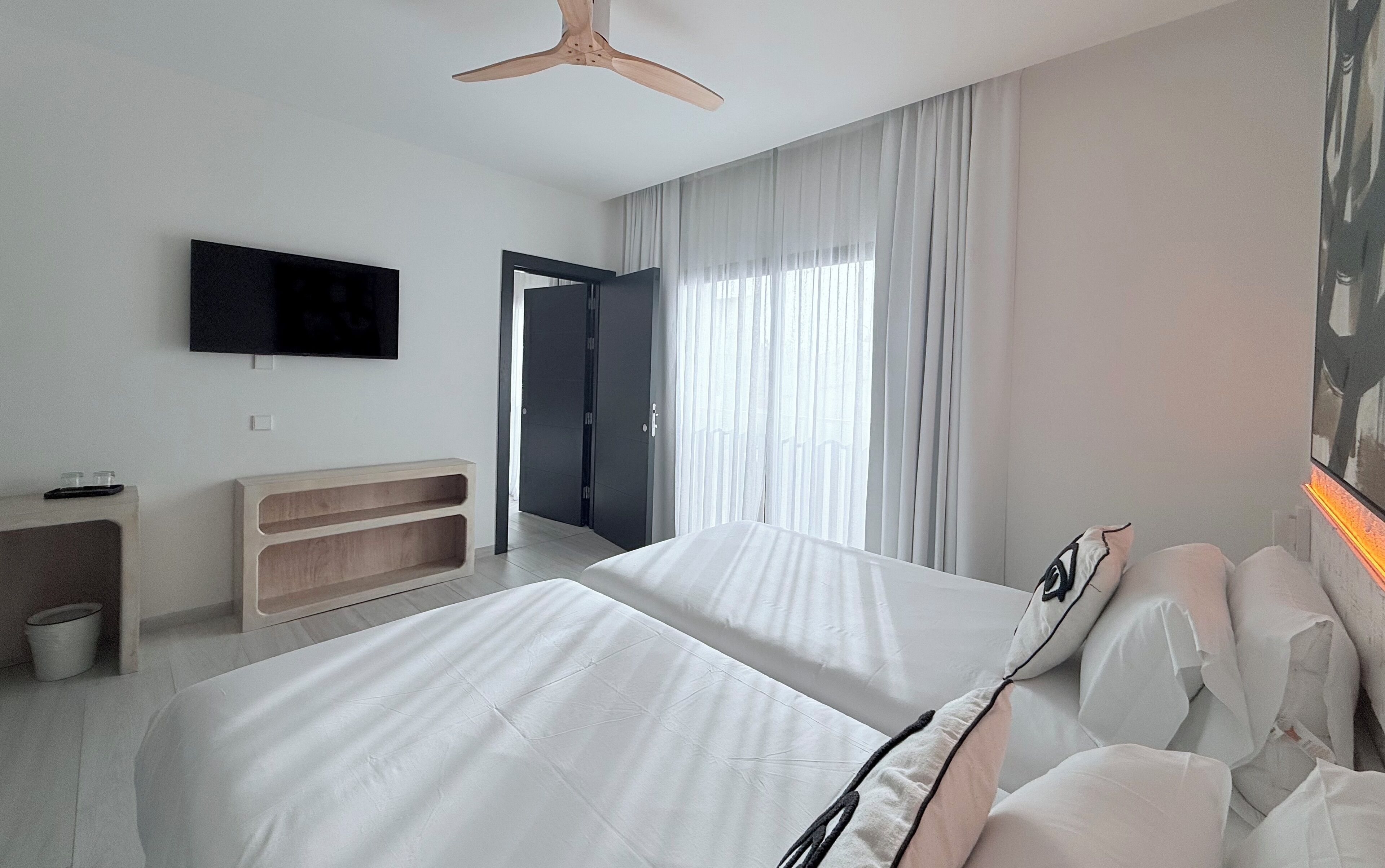 Familiekamer | Een minibar, een kluis op de kamer, een bureau, verduisterende gordijnen