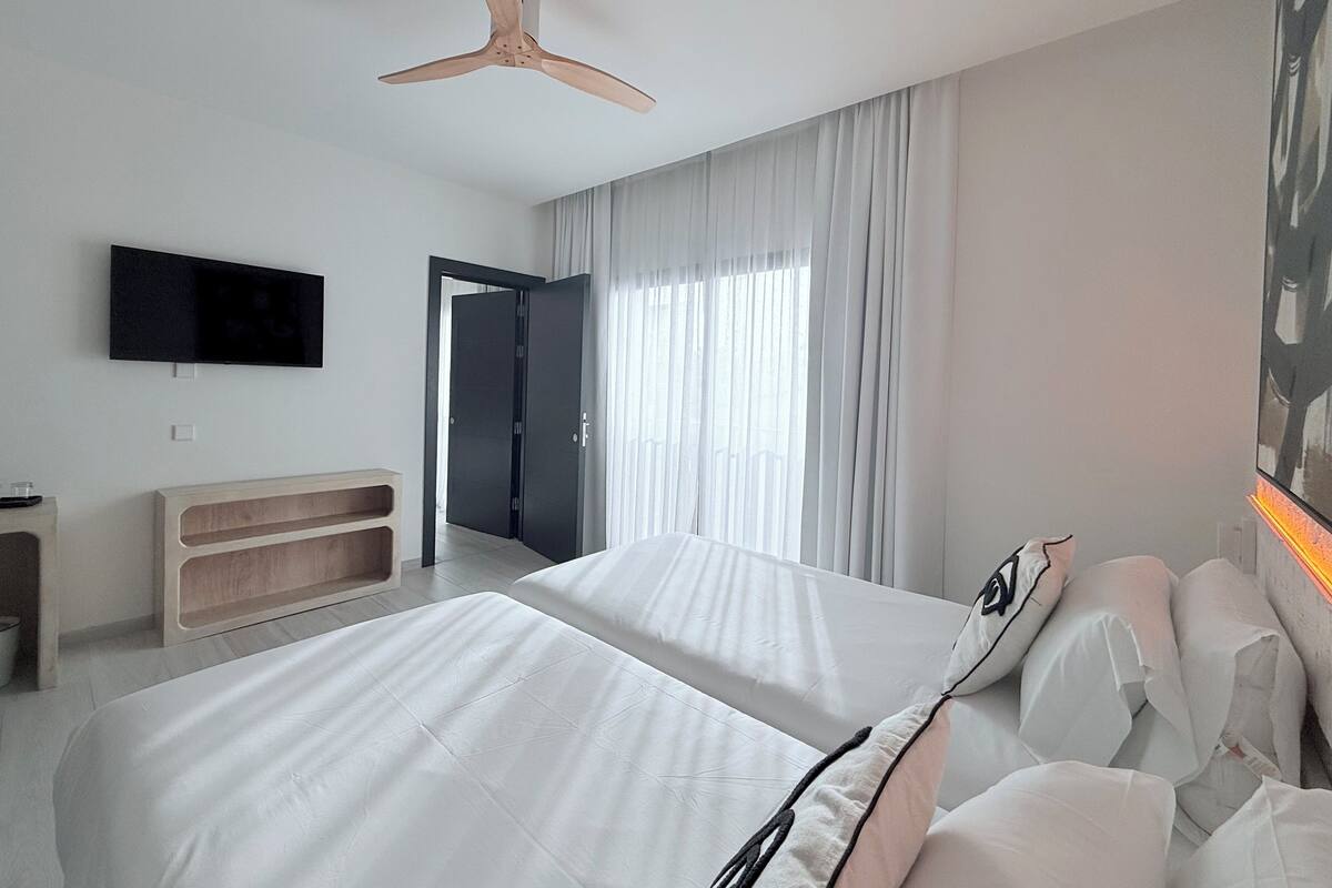 ห้องแฟมิลี่ | มินิบาร์, ตู้นิรภัยในห้องพัก, โต๊ะทำงาน, ผ้าม่านกันแสง