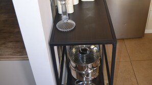 A kitchen with a black metal cart holding pots and a potted plant on the counter. - Casa Amplia y Espaciosa Para Descubrir un Tenerife Auténtico y Local (San Miguel)