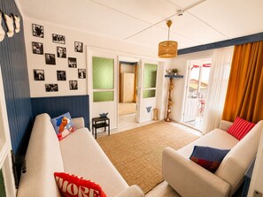 Appartement, uitzicht op zee | Woonruimte | Een lcd-televisie