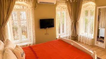 Deluxe Double Room | Iron/ironing board, free WiFi