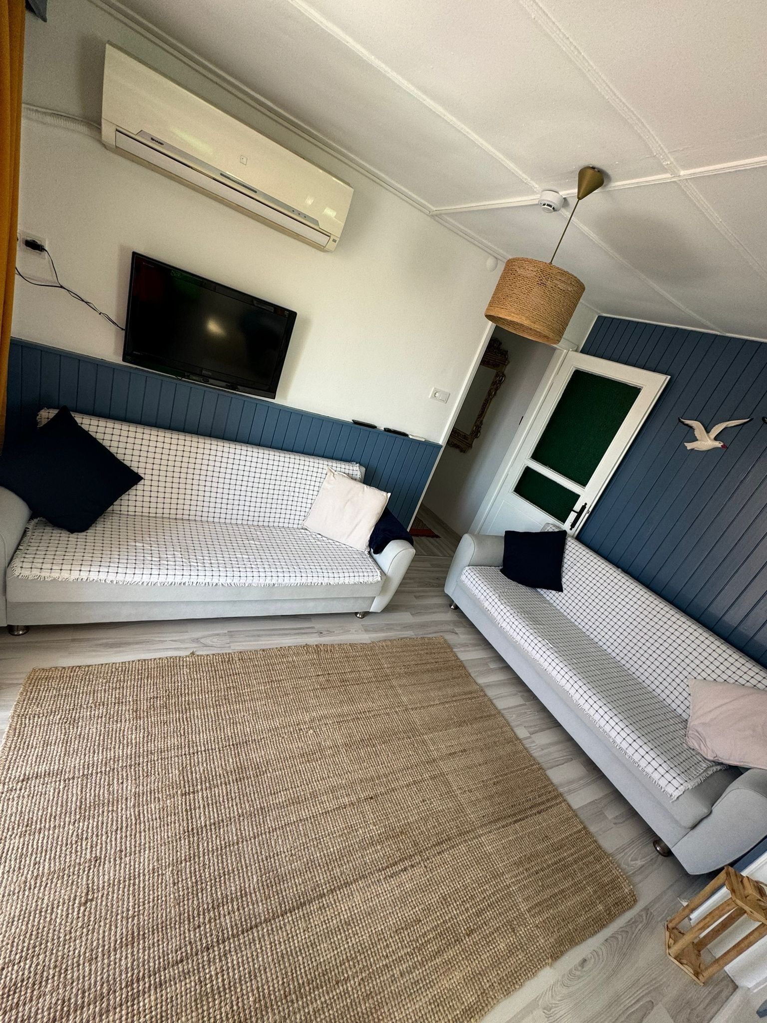 Leilighet, sjøutsikt | Oppholdsrom | LCD-TV