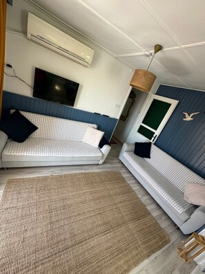 Apartamento, vistas al mar | Sala de estar | Una televisión LCD