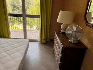 1 chambre, fer et planche à repasser, draps fournis