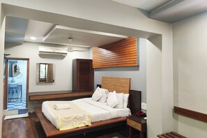 Deluxe Room | Premium bedding, free WiFi, bed sheets - Hotel maharaja international (Abu Road)