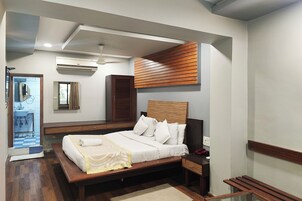 Comfort Room | Premium bedding, free WiFi, bed sheets