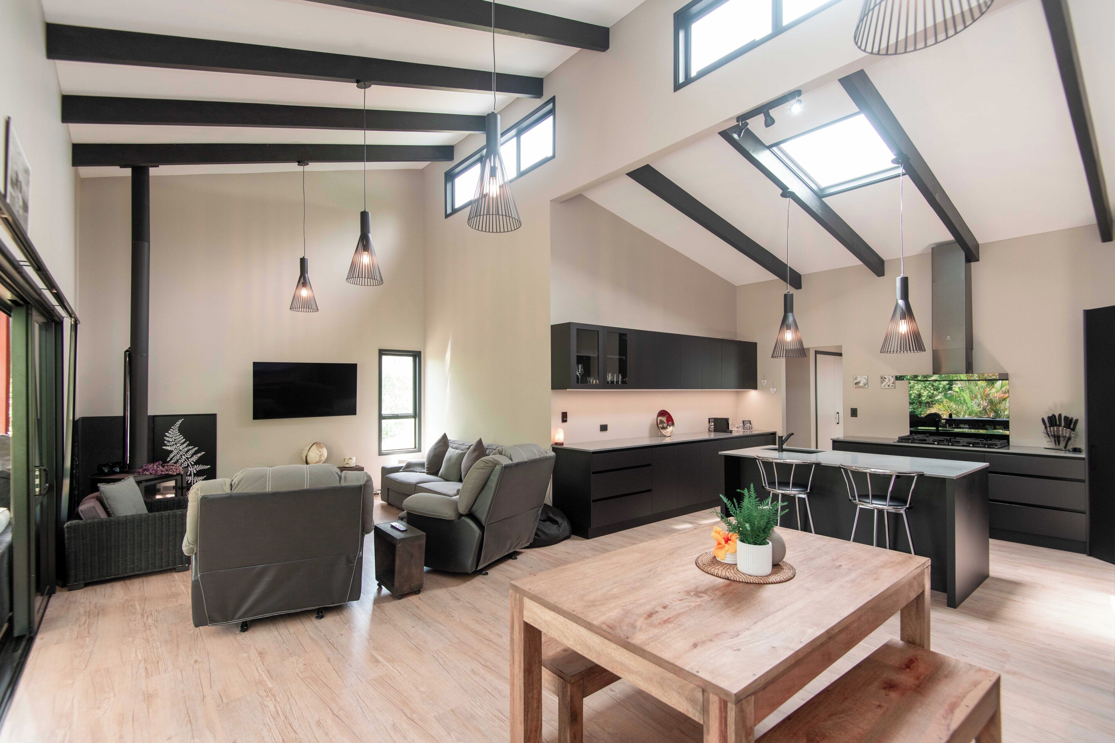 Ferienhaus, Gartenblick | Wohnbereich | 42-Zoll-Fernseher mit Digitalempfang, Kamin